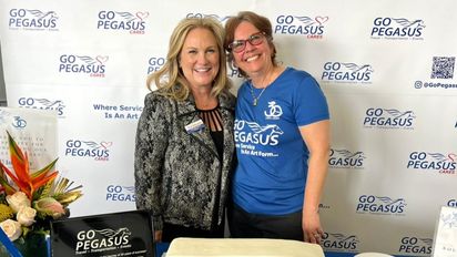 Celebración de GoPegasus: Casandra Matej, CEO de Visit Orlando, junto a Claudia Menezes.