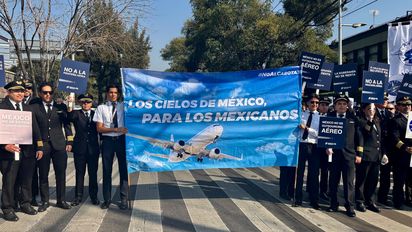 Miembros de ASPA y CPAM se reunieron a las afueras de la SICT en respuesta a la decisión de la dependencia de permitir que pilotos extranjeros operen aeronaves de Volaris.