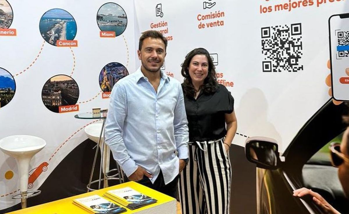 César Ramos, CEO y fundador de BookingCars; junto a Luciana Rumi, responsable comercial B2B de la empresa.