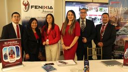 Equipo de la mayorista Universal de Viajes, encabezado por su gerente general Cecilia Paredes (3a izq.).