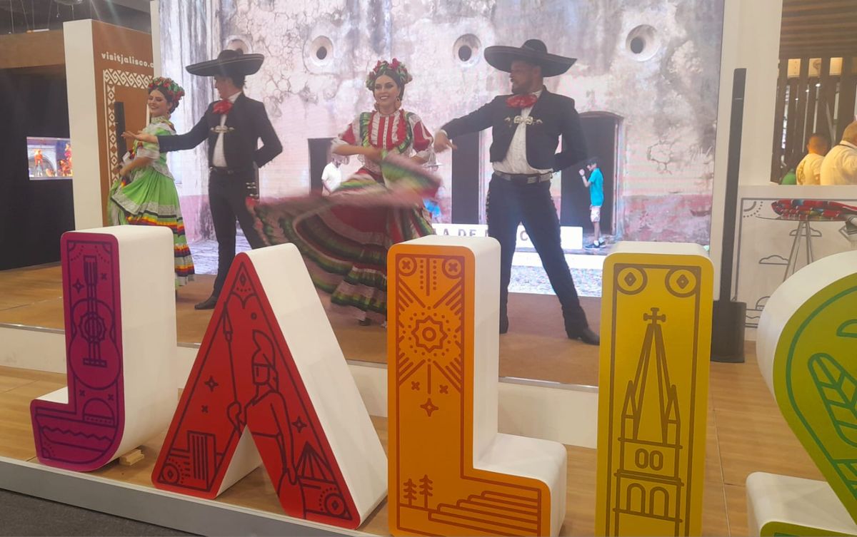 Música y baile típico en el stand de Jalisco.