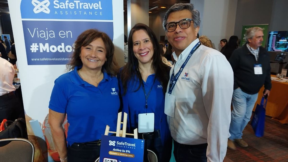 Roxana Otero, Macarena Parra e Iván Almendra de Safe Travel Assistance presentes en su escritorio del Workshop de Ladevi 2026.