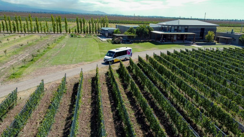 Escapadas a Mendoza: el Wine Bus invita conocer las mejores bodegas de Luján de Cuyo. Escapadas a Mendoza: el Wine Bus invita conocer las mejores bodegas de Luján de Cuyo.