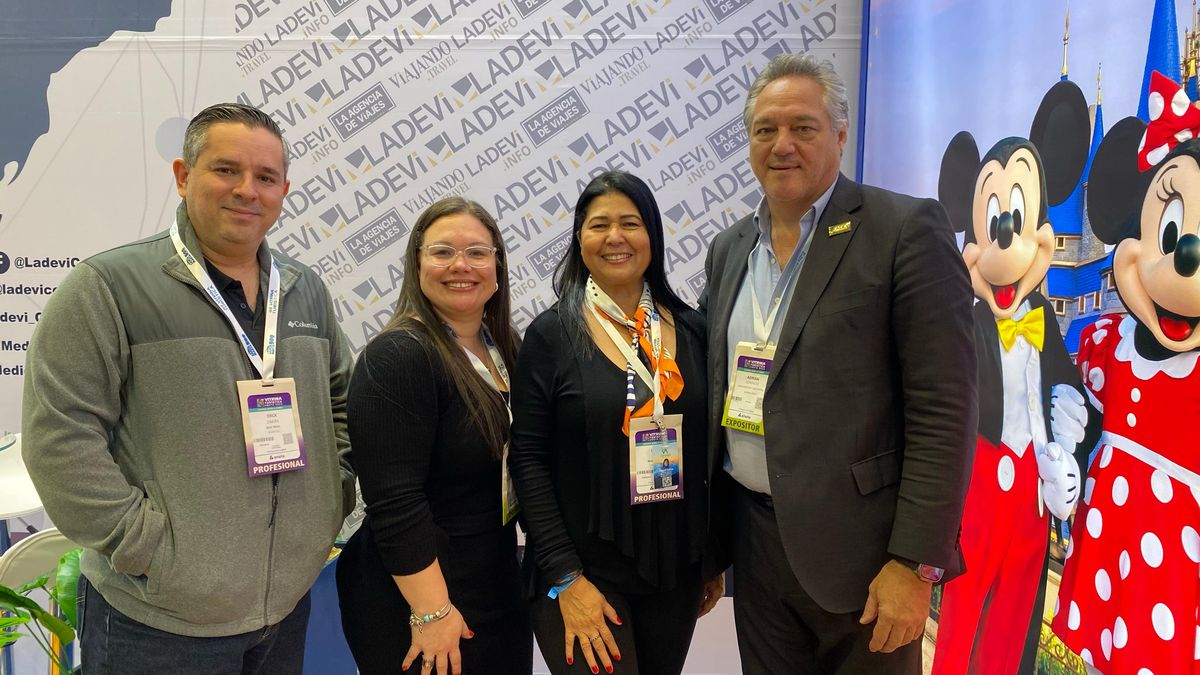 El equipo de Radisson Rivera Panamá - Hotel Caracol junto a Adrián González de Ladevi.
