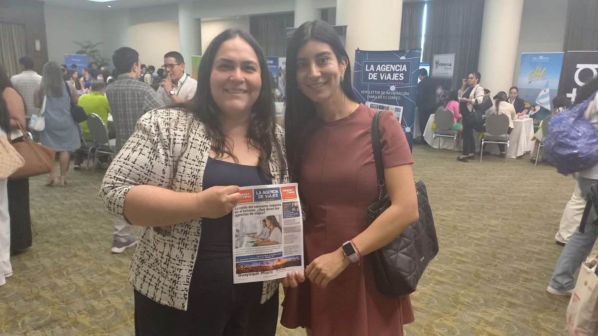 Agentes de viajes con la revista La Agencia de Viajes Ecuador en Ladevi Workshop en Guayaquil.