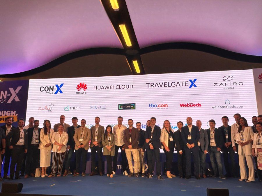 Sponsors y speakers en el cierre del primer día de CON-X 2024.