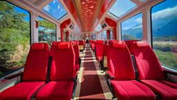 El interior del Tren Solar de la Quebrada ofrece vistas panorámicas.