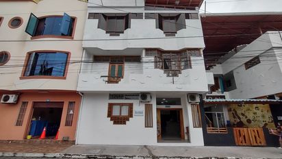 Vista de alojamientos en las islas Galápagos, donde hay un crecimiento desmedido de los alquileres temporarios Airbnb.