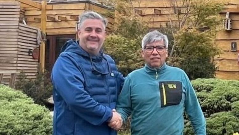 Martín Suero Rambla, representante de la Asociación Hotelera Gastronómica de Villa la Angostura, junto a Luis Brañas Sandoval, representante de la Cámara de Turismo de Futrono.