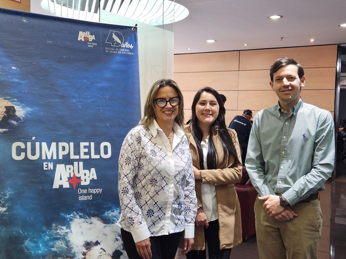 &nbsp;Claudia Delgado, Multiliner Sales Rep Colombia de ATA; Heidy Hernández, junior marketing especial de ATA y Jordan Schlipken, director de ATA en Latinoamérica.