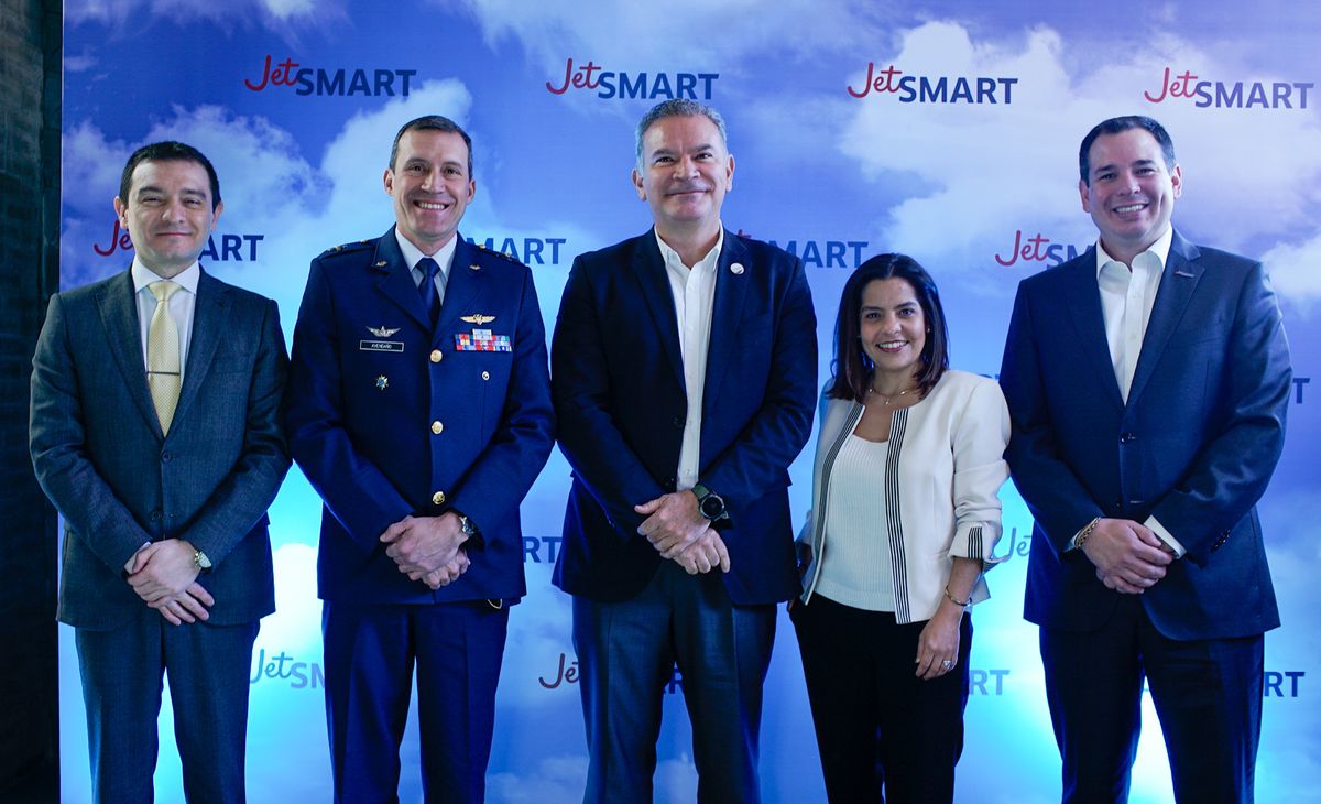 El CEO de JetSMART, Estuado Ortiz, encabezó la apertura de los vuelos directos en Colombia. 