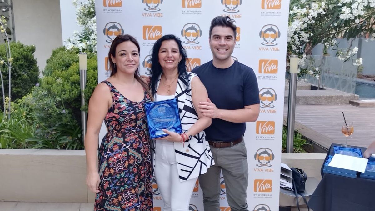 Valentina Betancourt, de Pacific Reps, recibió el premio junto a Diego Álvarez.  