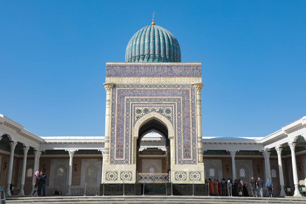 Con una rica herencia arquitectónica que abarca siglos, Uzbekistán cuenta con más de 7.000 bienes de patrimonio cultural, muchos de los cuales se encuentran en la lista del Patrimonio Mundial de la UNESCO. Con una rica herencia arquitectónica que abarca siglos, Uzbekistán cuenta con más de 7.000 bienes de patrimonio cultural, muchos de los cuales se encuentran en la lista del Patrimonio Mundial de la UNESCO.