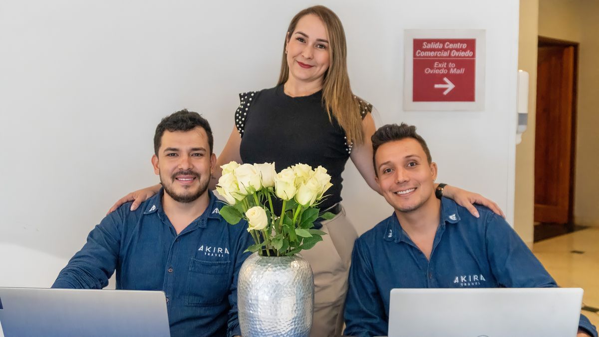 Equipo de Akira Travel en el lanzamiento de AkiClic.