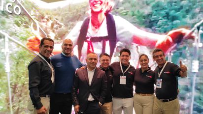 El director general de Operadora Travel Shop junto a su equipo en EPTUR.