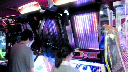 Extintos en casi todo el mundo, los locales de videojuegos afloran a la vuelta de cada esquina,