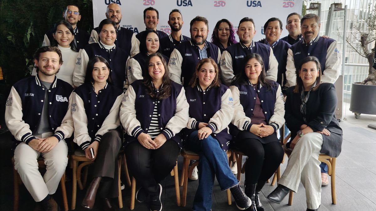 El equipo de Brand USA en México junto a los 18 Embajadores Globales.&nbsp;