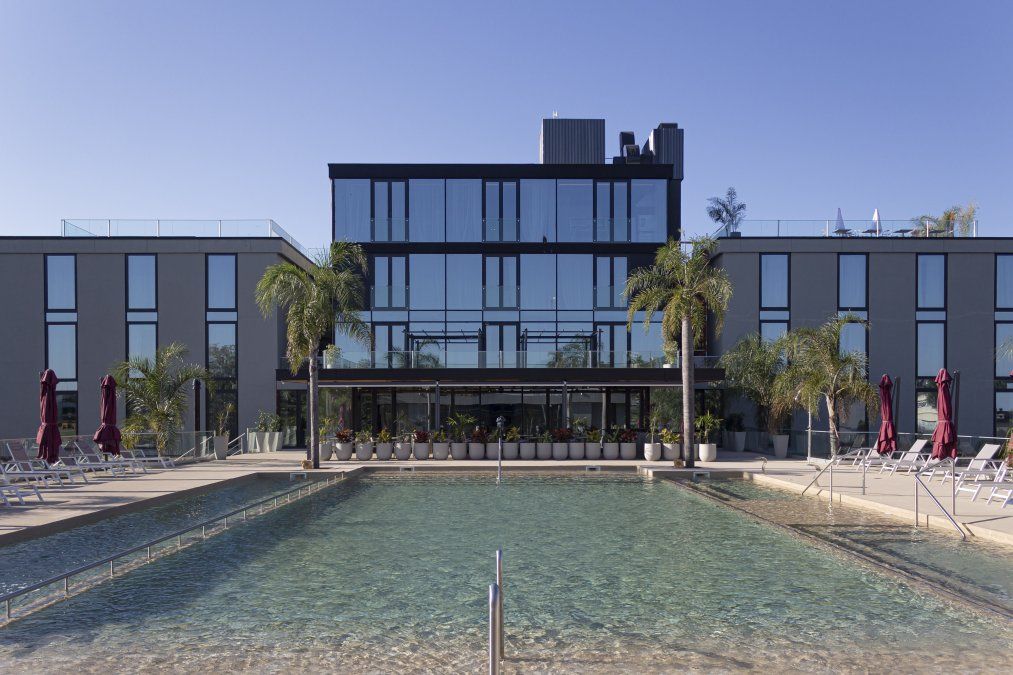 Howard JohnsonResistencia posee una piscina externa (con agua climatizada por lateralizquierdo, piscina general al centro y zona olímpica por el lado derecho).