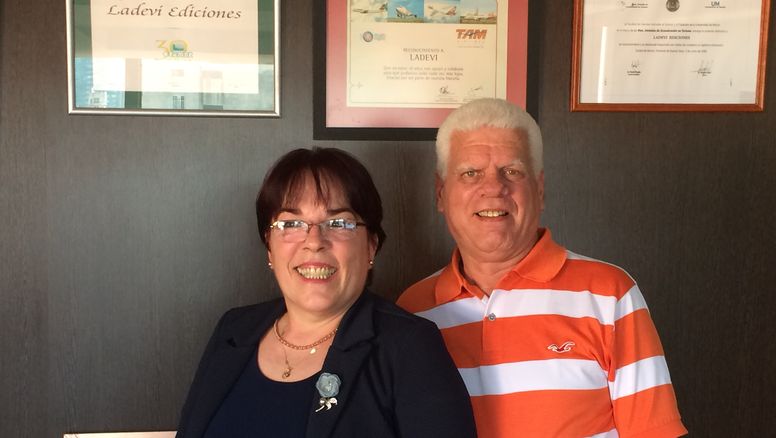 Janet Díaz Ayala, consejera de la Oficina de Turismo de Cuba para el Cono Sur; y&nbsp; Rigoberto Ladrón de Guevara, de Administración de dicha entidad.