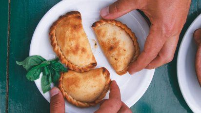 La empanada son un referente de la gastronomía argentina, que varía de sabor en las diferentes regiones del país.&nbsp;