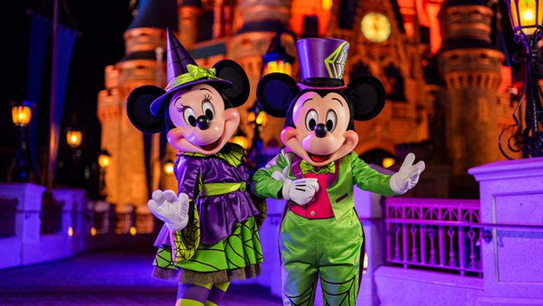 Mickey y Minnie se aprestan a recibir a los visitantes para la próxima temporada de otoño en Walt Disney World Resort.