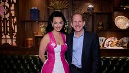 Harry Sommer, presidente y CEO de Norwegian Cruise Line; da la bienvenida a la cantante Katy Perry en Las Vegas, como la madrina del nuevo barco Norwegian Prima.