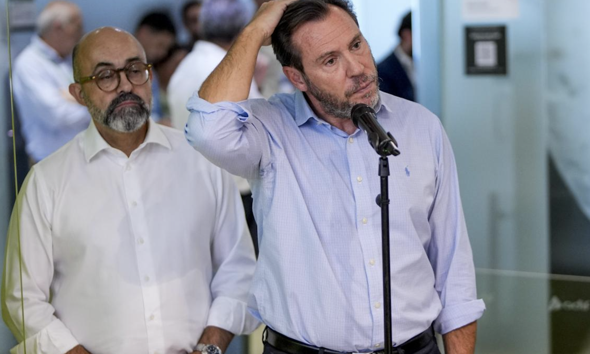 Óscar Puente, ministro de Transportes de España, en la rueda de prensa tras el accidente ferroviario en Toledo; los sindicatos exigen al Gobierno más seguridad.
