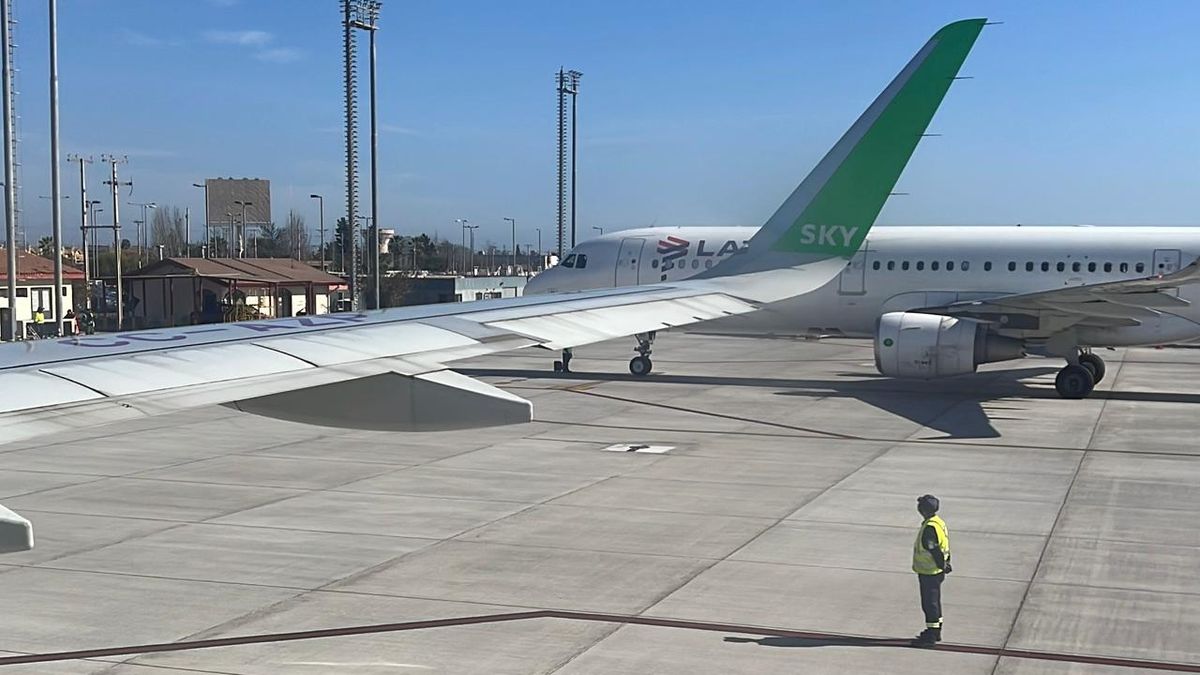 Sky Airline y Latam Airlines ofrecieron cambios de itinerario a pasajeros con vuelos para los días 25 y 26 de febrero. - Ladevi Medios y Soluciones Sky Airline y Latam Airlines ofrecieron cambios de itinerario a pasajeros con vuelos para los días 25 y 26 de febrero.