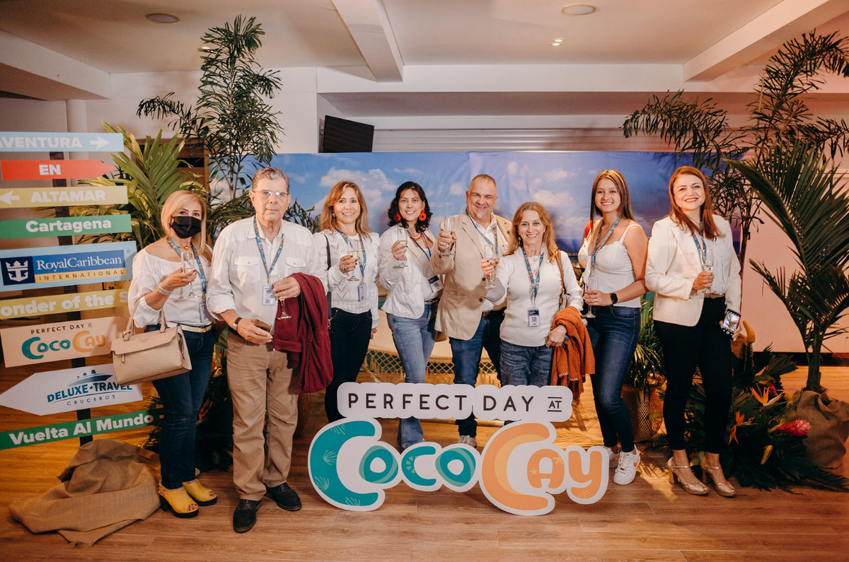 Deluxe Travel festejando el regreso de Royal Caribbean.