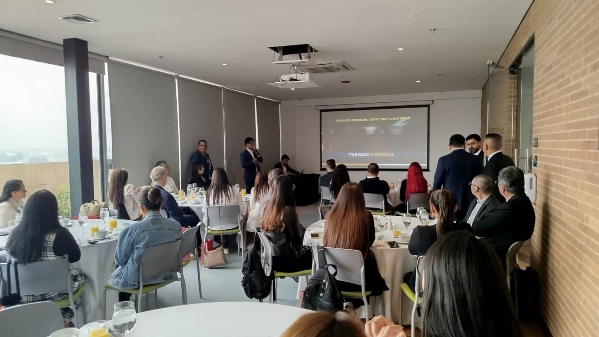Expositores presentando lo mejor del destino Perú en la capacitación.