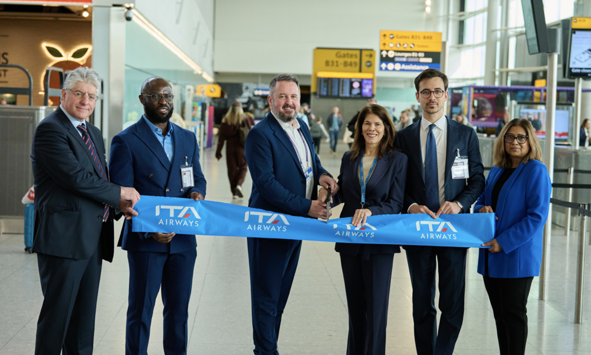 Parte del equipo de ITA Airways durante la inauguración de la ruta directa Roma Fiumicino- Londres Heathrow.