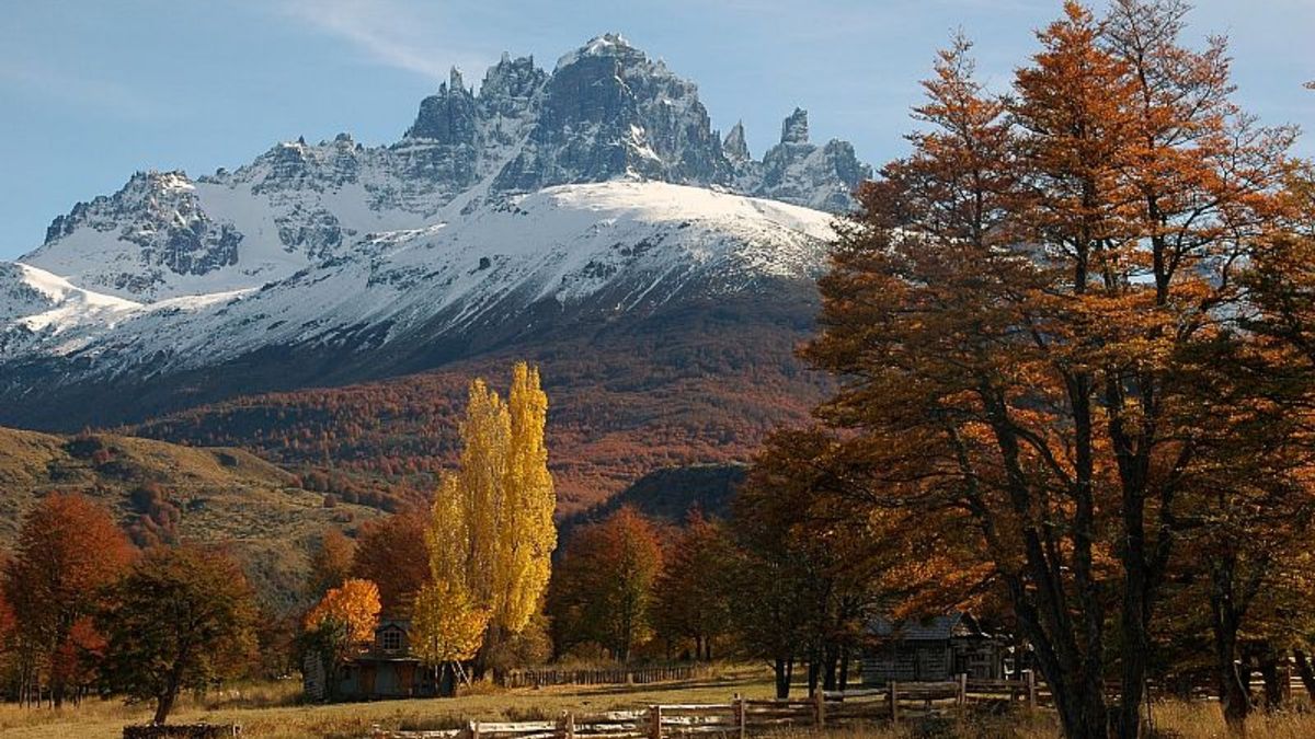 El Parque Nacional Cerro Castillo destaca por sus montañas escarpadas, lagunas de origen glaciar y rutas de trekking que lo convierten en uno de los grandes imperdibles de la Carretera Austral.
