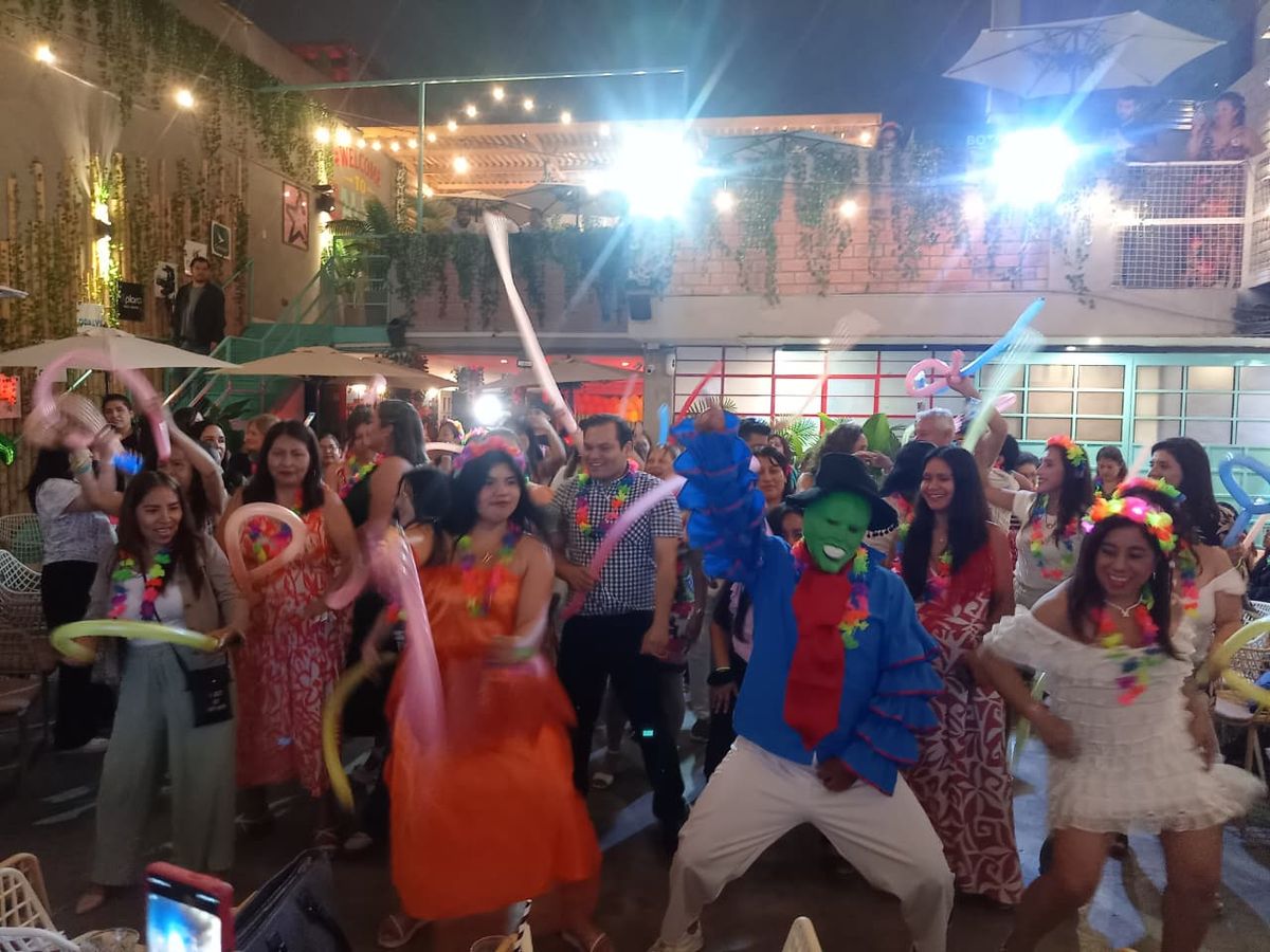 La fiesta concluy&oacute; con una divertida hora loca, donde las invitados mostraron sus mejore pasos al ritmo de la m&uacute;sica.