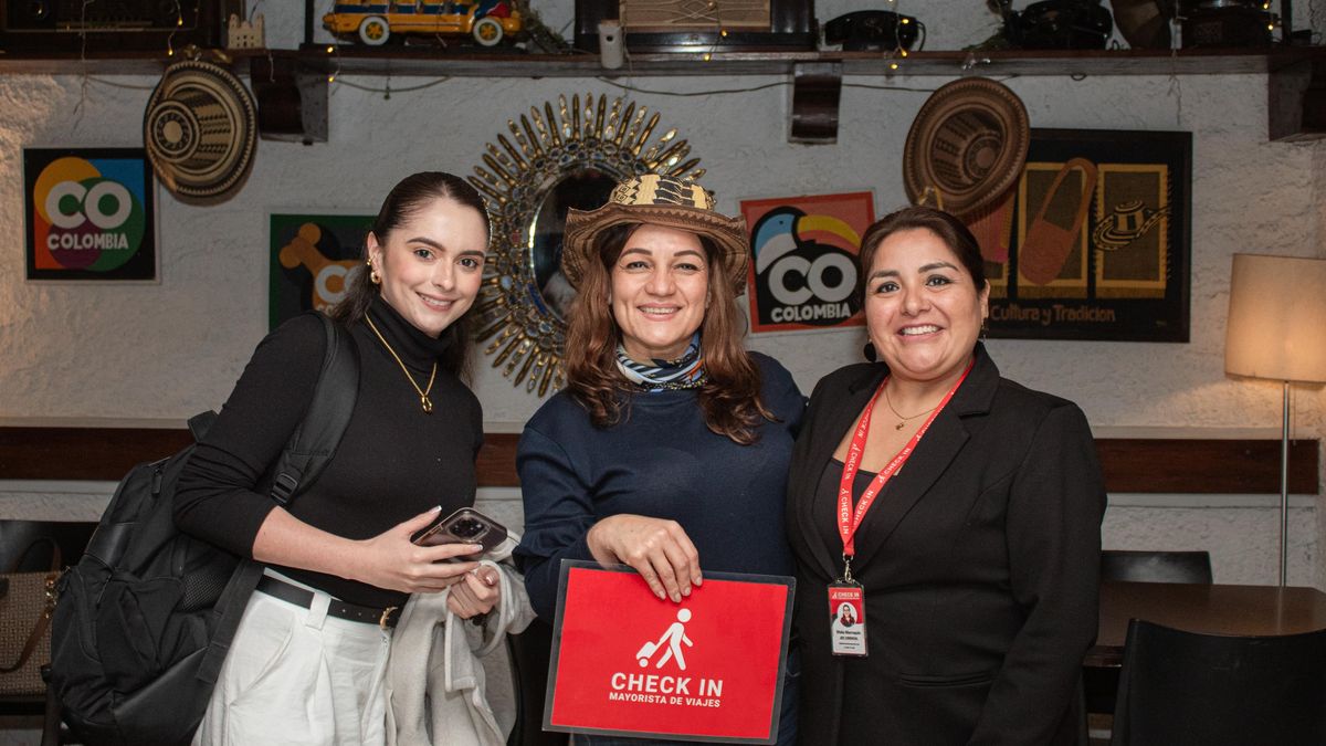 Ofelia Marroqu&iacute;n y Mar&iacute;a Jos&eacute; Ramos junto a una de las agencias participantes de la jornada.