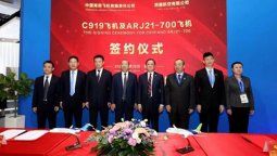 Autoridades de Comac, de China, y de Henan Aviation Investment, operadora de Tibet Airlines en la firma del pedido de aviones.