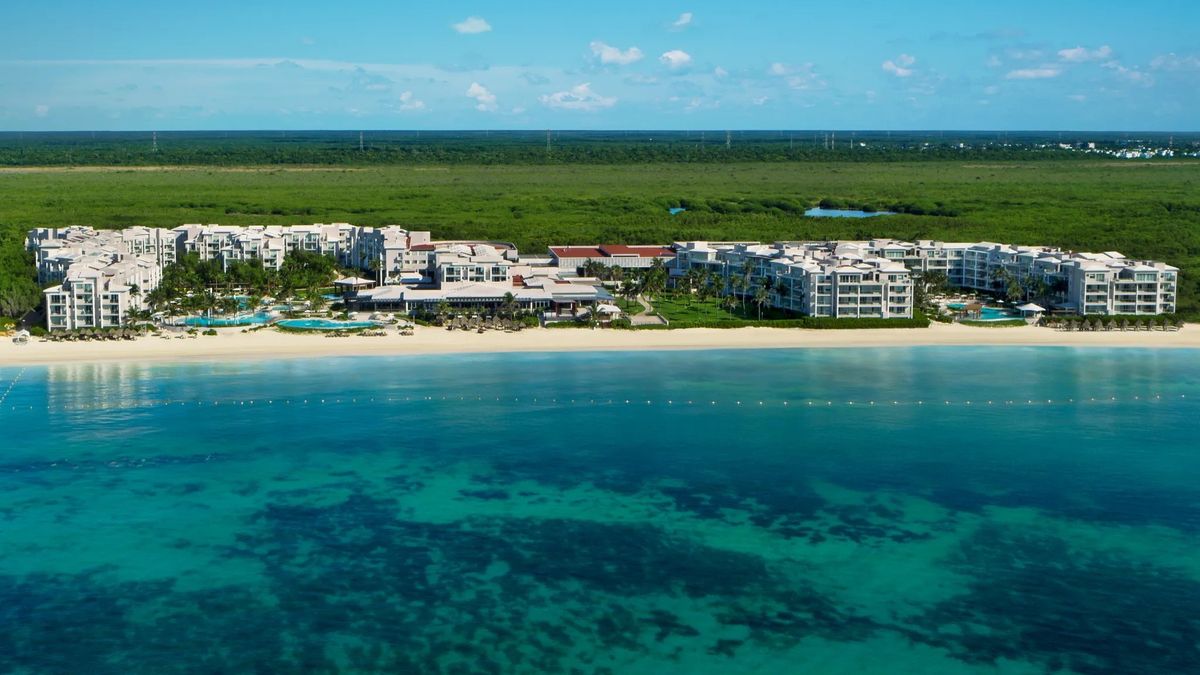 Disfrute de una escapada de lujo en Dreams Jade Resorts & Spa, de Hyatt Inclusive Collection, con una fascinante vista al mar, servicio de habitaciones gourmet y actividades para todas las edades.