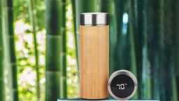 Equipamientode hoteles: termo de bambú sostenible que mantiene las bebidas calientes ofrías, minimiza el uso de vasos desechables.