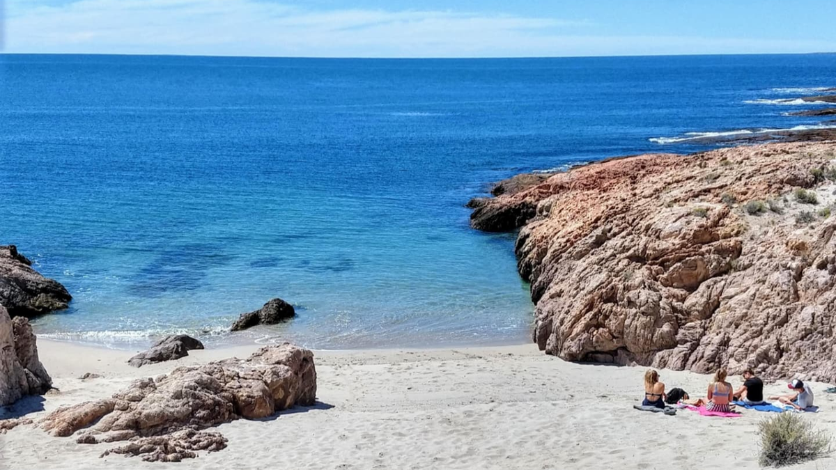 Vacaciones 2025: conocé el increíble pueblo de la Patagonia con playas azules para descansar en el verano.