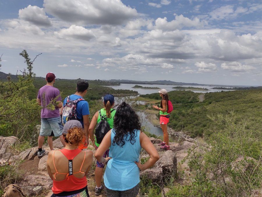 Trekking en Córdoba: Cueva de las Brujas en el Embalse de Calamuchita es una excelente opción para disfrutar de esta actividad. 