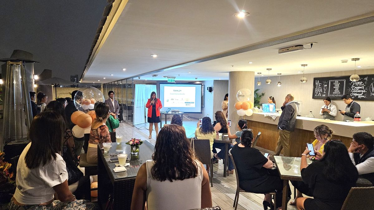 Andrea Tosi, gerente de promoción de Promovere representante de Enjoy Travel Group y Gaviotas Hoteles, exponiendo la oferta turística para el destino Cuba.