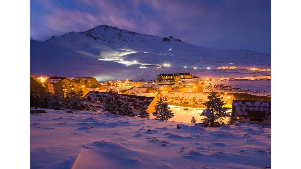 Las Leñas es un cerro en Mendoza para hacer esquí y snowboard muy conocido por sus hermosos paisajes y su nieve de calidad.