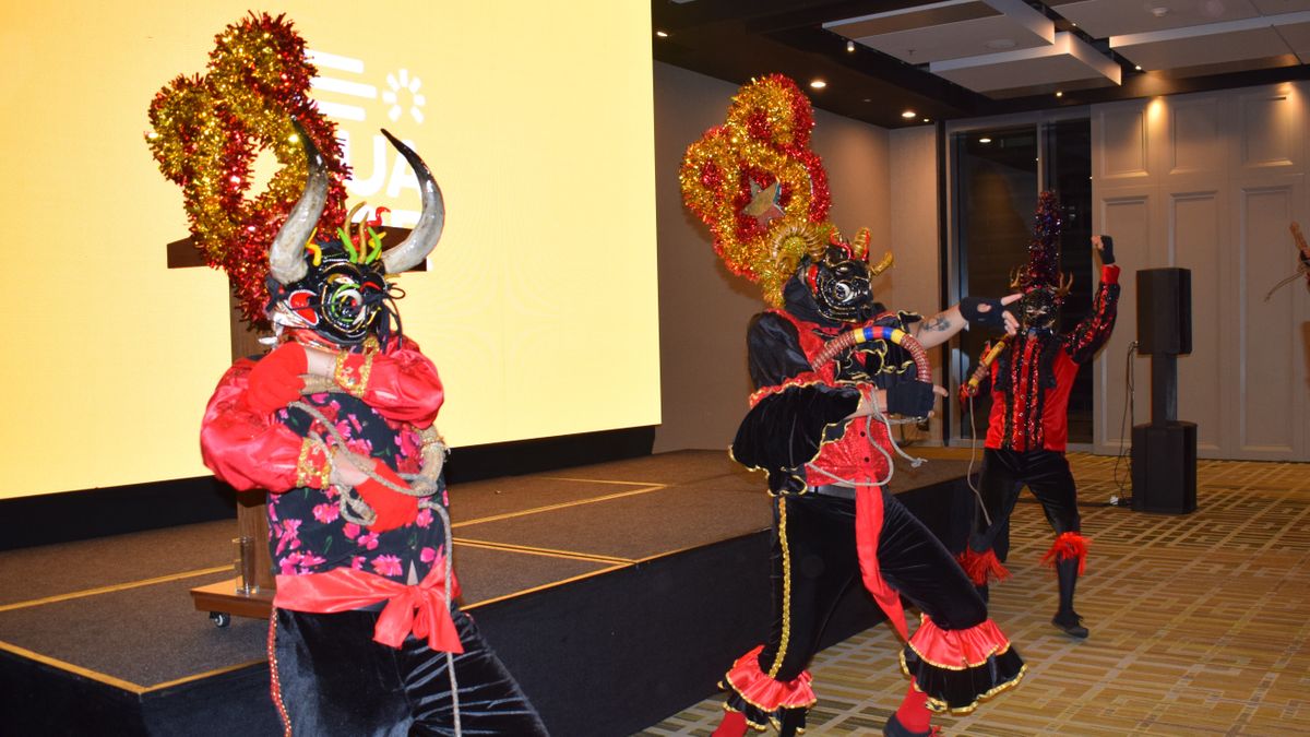 Los Diablos de Píllaro y representantes de la nacionalidad Shuar participaron en la presentación de Ecuador, mostrando la riqueza cultural y las tradiciones ancestrales del país.
