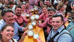 Europa: Oktoberfest es el festival de cerveza más grande y famoso del mundo reúne a multitudes en enormes carpas para disfrutar de las mejores cervezas alemanas, comida y música tradicional.