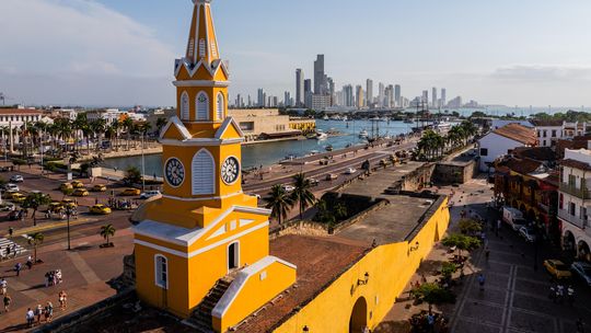 Un paseo privado por la bahía de Cartagena con atardecer, vino y flores, pensado para vivir el romance en el corazón del Caribe colombiano.l.
