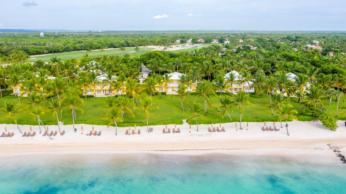 Miembro de The Leading Hotels of the World, y con cinco diamantes de la AAA, Puntacana Resort está conformado por 13 villas privadas compuestas por 30 habitaciones frente a la playa.