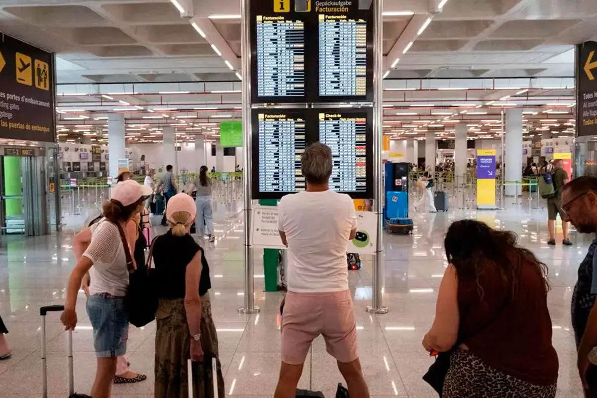 Pasajeros pendientes de las pantallas del aerpouerto de Cjarles de Gaulle a raíz de la huelga de controladores aéreos el pasado 3 de julio.