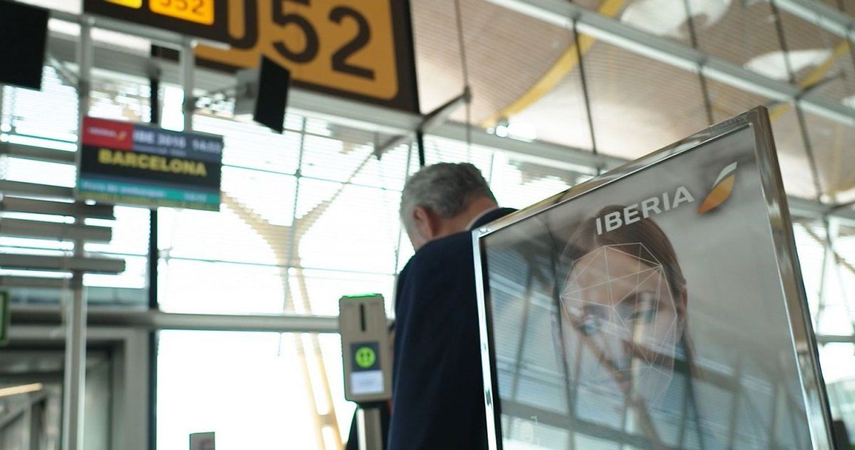Seis puertas en Barajas y una en El Prat, están a disposición de los clientes de Iberia Plus para el embarque biométrico.