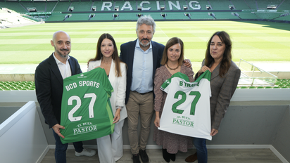 Representantes del Racing de Santander y Ávoris tras la firma del acuerdo. Representantes del Racing de Santander y Ávoris tras la firma del acuerdo.