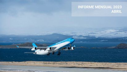 Cubierta del informe estadístico de transporte aéreo de la ANAC, correspondiente a abril de 2023.