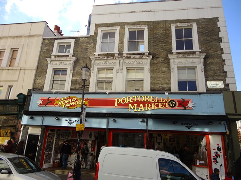 Locales y puestos callejeros se mezclan en las calles de Notting Hill.